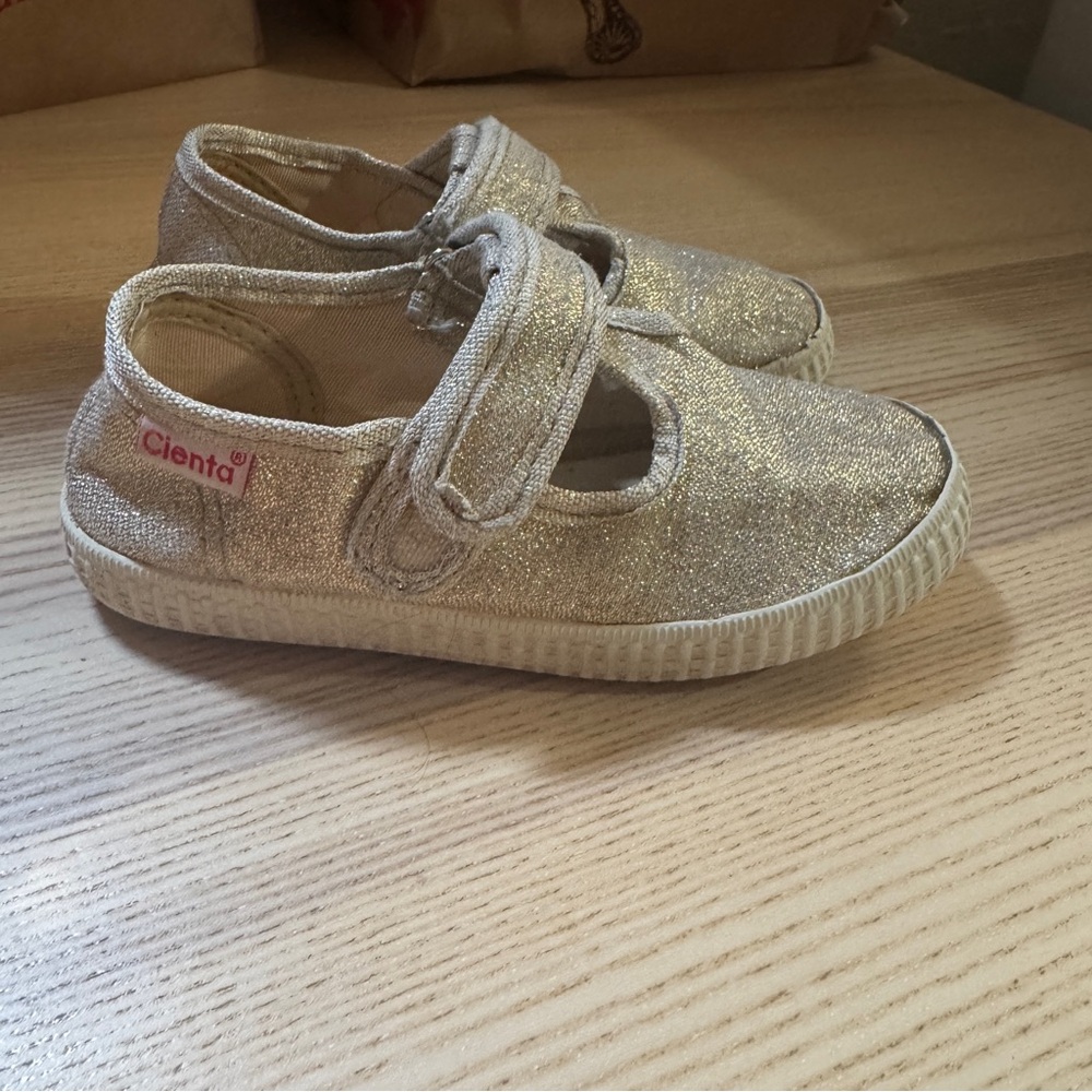 Cienta Shimmering Gold Kids Sneakers